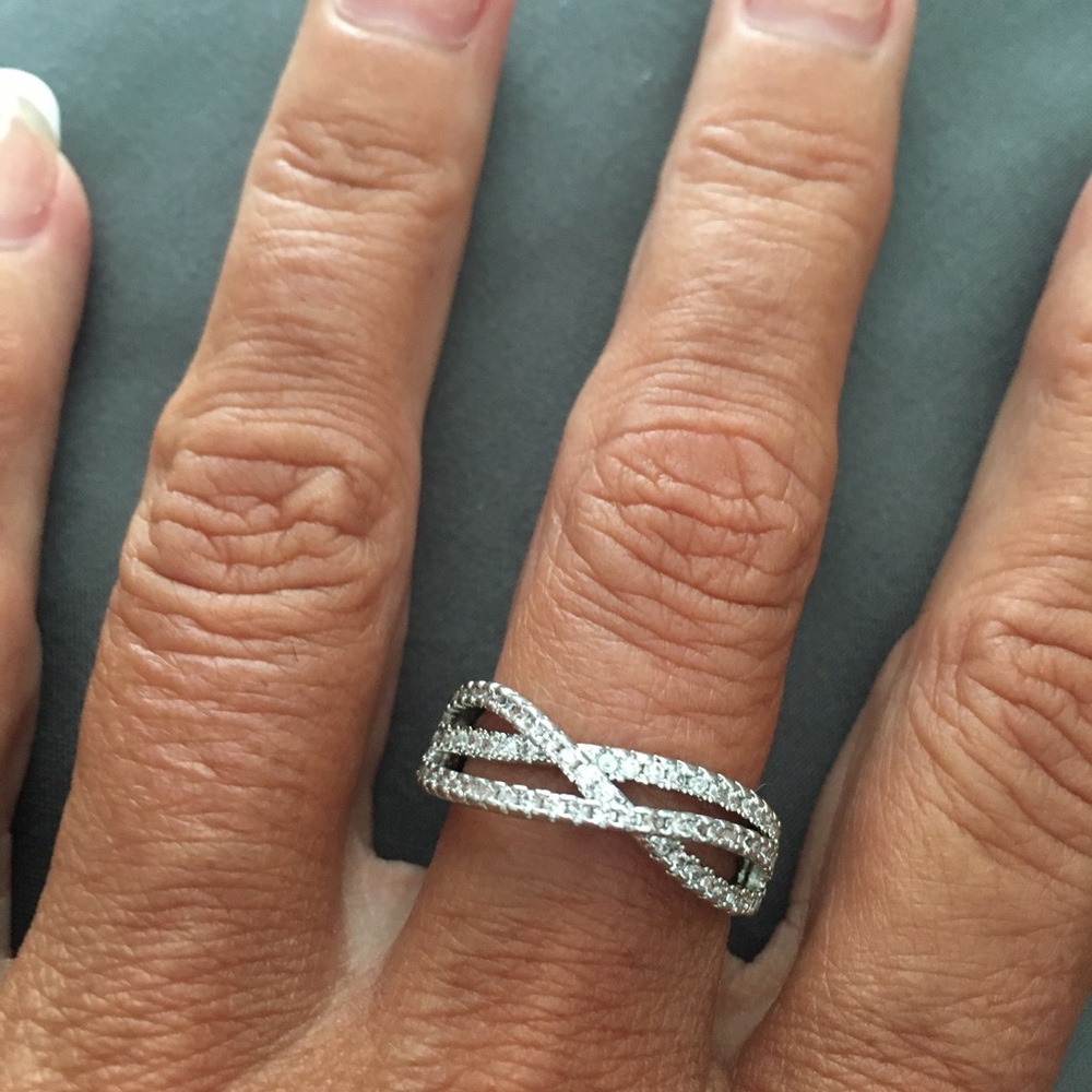 NWT beautiful silver plated intertwined layered inlaid ring, size 8, with box